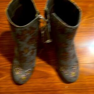 Zigi Solo flowery design shoes